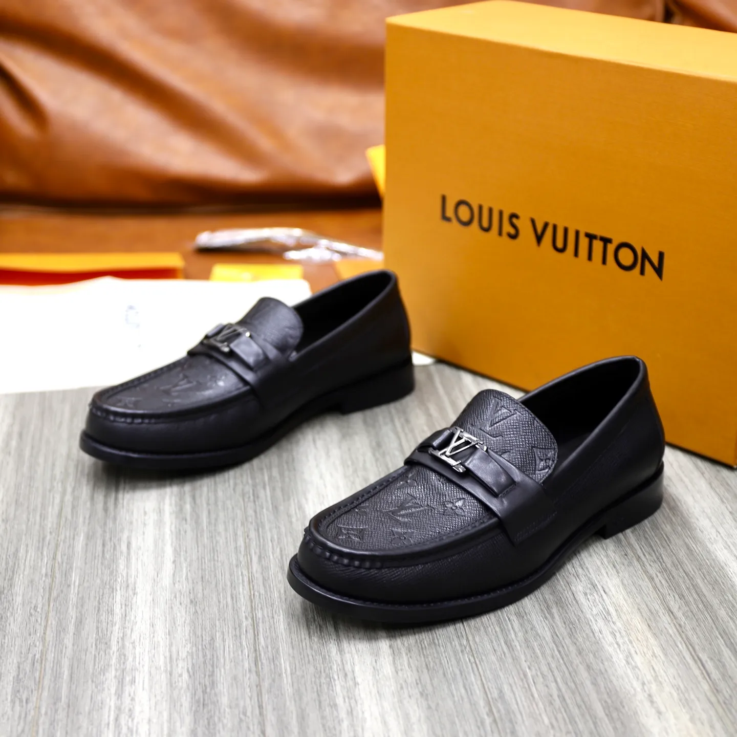 Men's shoes 💰: 💰900LV Louis Vuitton slip-on loafers, top quality products produced in Dongguan, ready for sale! This LV Glove loafer is made of selected soft cowhide, with a slightly wrinkled leather surface and a very high-end texture. Each pair is unique. The leather surface is light and soft, with a fine texture and good luster. It is a classic loafer style, with exquisite handmade mark stitching on the toe, and a square toe configuration to highlight the classic style. The horizontal band has hot-printed LV three-dimensional letters, semi-solid handcrafts and a genuine leather outsole, and a rubber patch on the heel to create wear-resistant performance and comfort. One of the must-have loafers for men! Comes with full original packaging! Code number: 38-39-40-41-42-43-44 (38, 45, 46 customized) standard leather shoe code